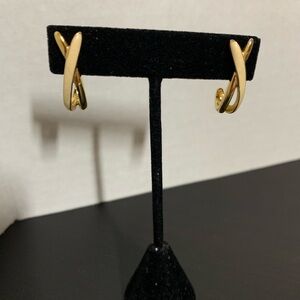 Trifari enamel gold tone earrings. White and Goldtone. Elegant. Pierced